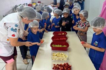 Foto - ATIVIDADE: Espetinho e salada de fruta - Atividade Nutricional (EAN - Educação Alimentar e Nutricional)