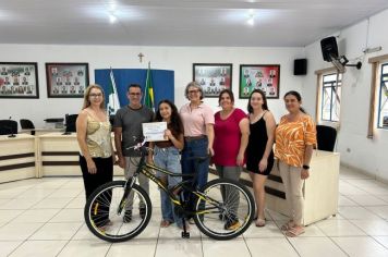 Foto - Entrega do certificado de Honra ao Mérito do Prêmio Rute Amélia. 