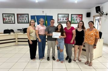 Foto - Entrega do certificado de Honra ao Mérito do Prêmio Rute Amélia. 