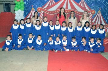 Foto - Formatura dos alunos do infantil 5 A e 5 B do CMEI Nice Braga.