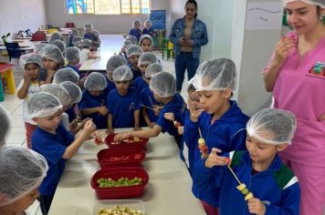 Foto - ATIVIDADE: Espetinho e salada de fruta - Atividade Nutricional (EAN - Educação Alimentar e Nutricional)