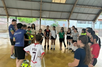 Foto - Entrega de material esportivo de voleibol, projeto do Departamento de assistência social.