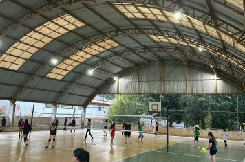 Foto - Entrega de material esportivo de voleibol, projeto do Departamento de assistência social.