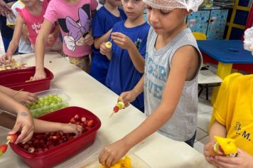 Foto - ATIVIDADE: Espetinho e salada de fruta - Atividade Nutricional (EAN - Educação Alimentar e Nutricional)