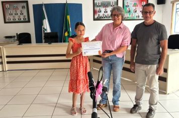 Foto - Entrega do certificado de Honra ao Mérito do Prêmio Rute Amélia. 