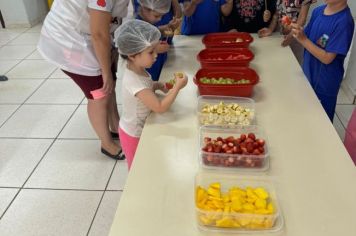 Foto - ATIVIDADE: Espetinho e salada de fruta - Atividade Nutricional (EAN - Educação Alimentar e Nutricional)