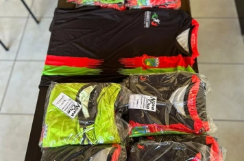 Foto - Jundiaí do Sul recebe material esportivo completo.