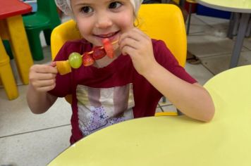 Foto - ATIVIDADE: Espetinho e salada de fruta - Atividade Nutricional (EAN - Educação Alimentar e Nutricional)