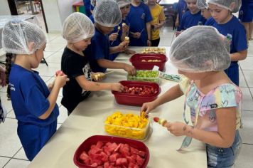 Foto - ATIVIDADE: Espetinho e salada de fruta - Atividade Nutricional (EAN - Educação Alimentar e Nutricional)