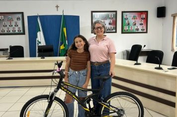 Foto - Entrega do certificado de Honra ao Mérito do Prêmio Rute Amélia. 