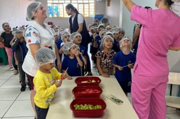 Foto - ATIVIDADE: Espetinho e salada de fruta - Atividade Nutricional (EAN - Educação Alimentar e Nutricional)