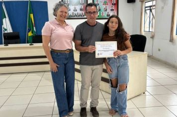 Foto - Entrega do certificado de Honra ao Mérito do Prêmio Rute Amélia. 