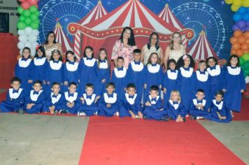 Foto - Formatura dos alunos do infantil 5 A e 5 B do CMEI Nice Braga.