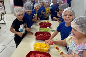 Foto - ATIVIDADE: Espetinho e salada de fruta - Atividade Nutricional (EAN - Educação Alimentar e Nutricional)